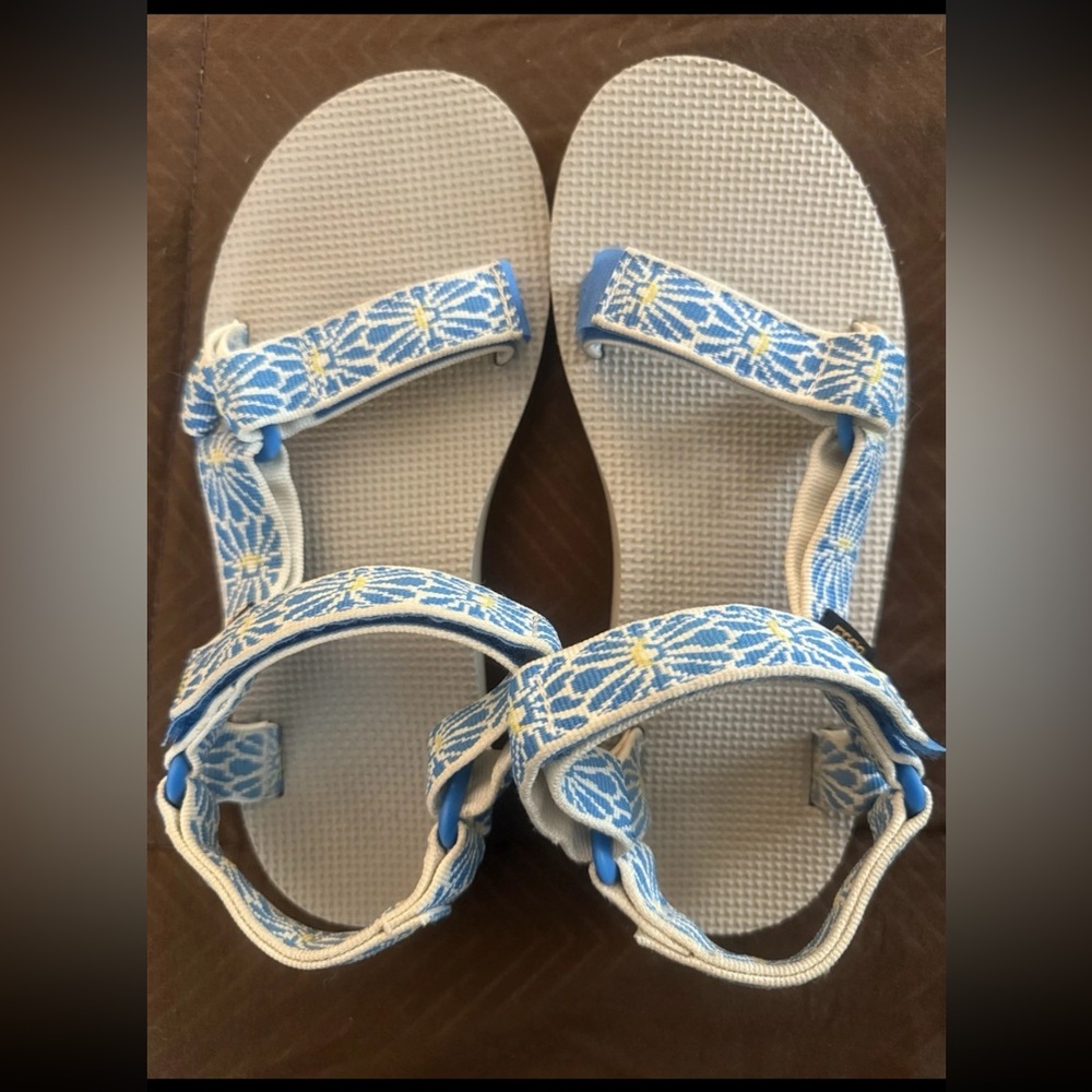 TEVA Big Kids Blue Floral Strapped Summer Sandals 6